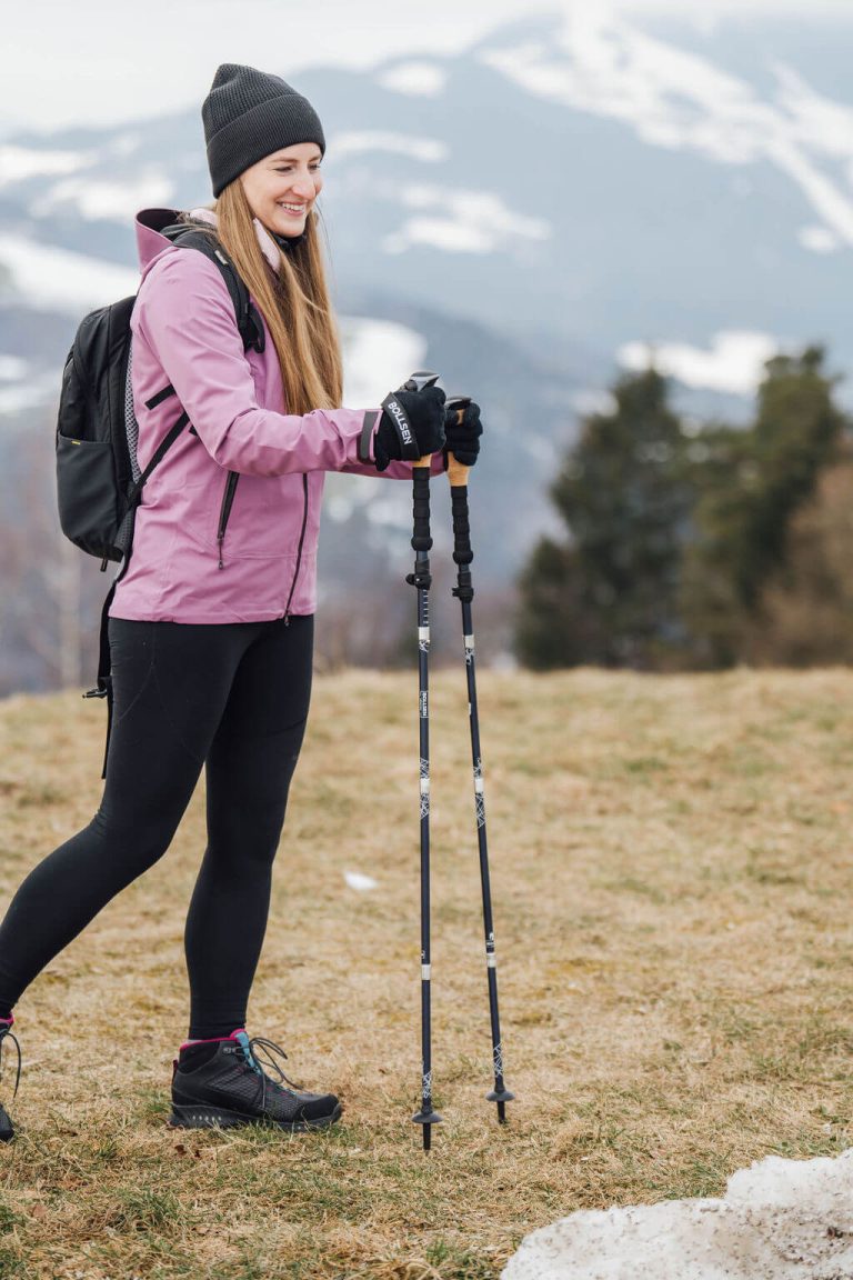 expedition pro nainen vaeltaa sauvojen kanssa